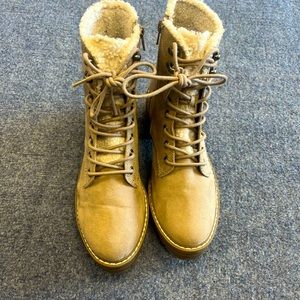 Universal thread boots women’s size 7